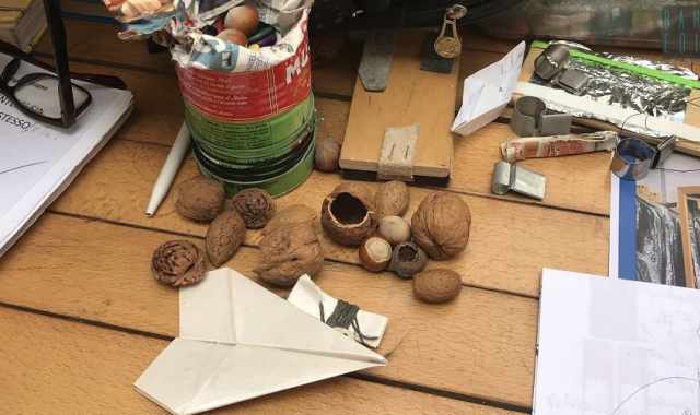 Noci per fischietti, nocciole come biglie: quando i bambini creavano i propri giochi 